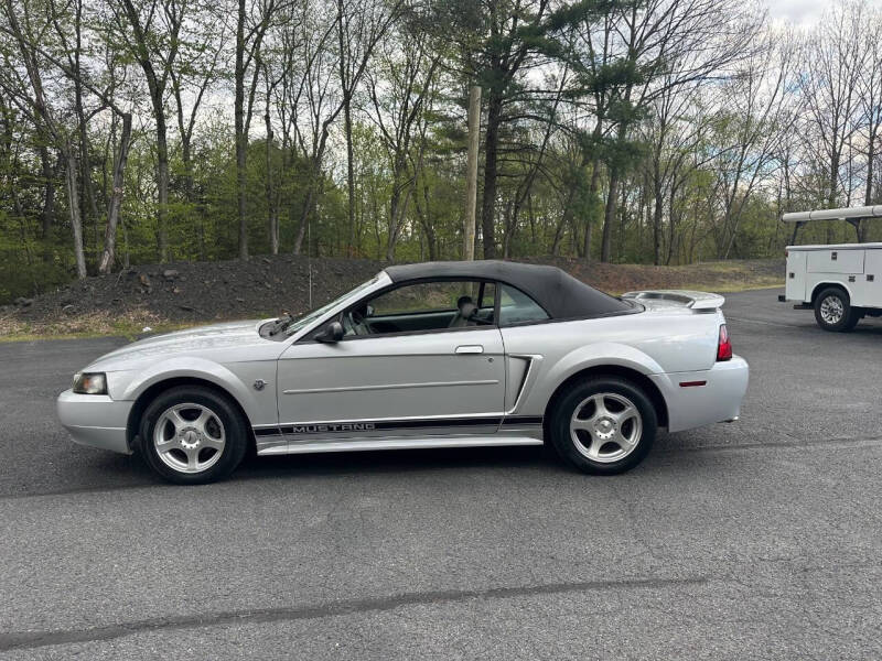 2004 Ford Mustang Deluxe