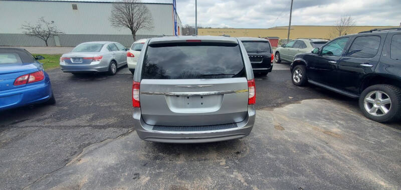 2013 Chrysler Town & Country Touring photo 4