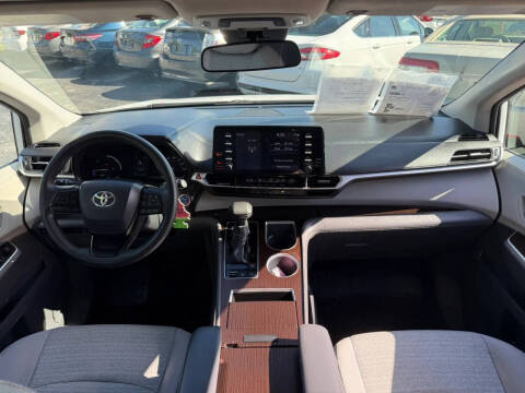 2022 Toyota Sienna LE 8-Passenger
