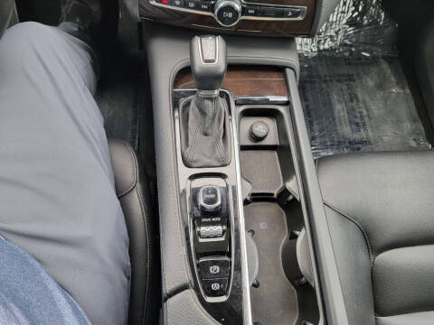 2017 Volvo XC90 T6 Momentum