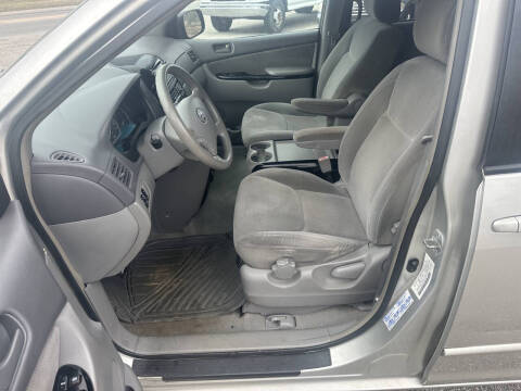 2004 Toyota Sienna LE 7 Passenger