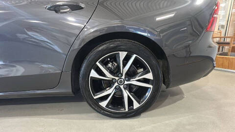 2023 Volvo S60 B5 Plus Dark Theme