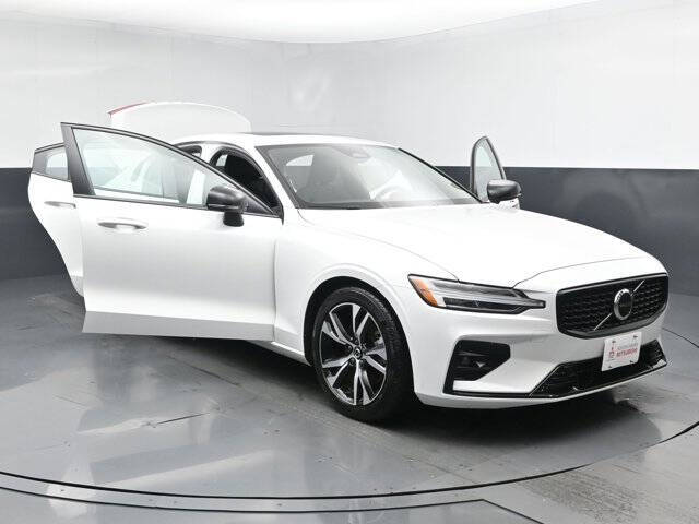 2024 Volvo S60 B5 Core Dark Theme