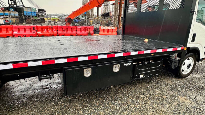 2015 Isuzu NRR  23' Flatbed + Lift Gate