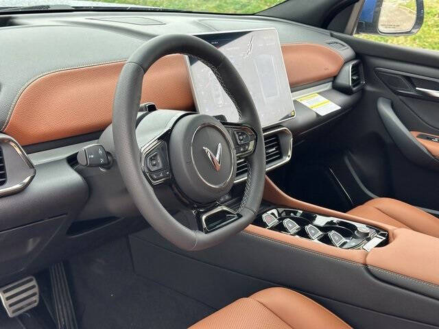 2025 VinFast VF8 Plus