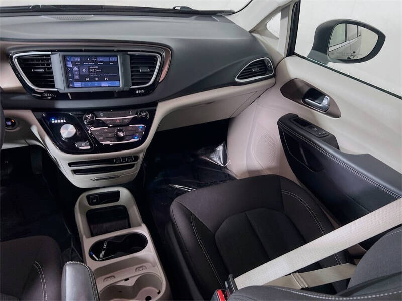 2024 Chrysler Voyager LX