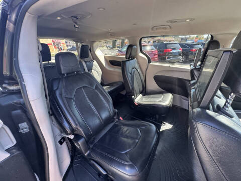 2017 Chrysler Pacifica Touring-L Plus
