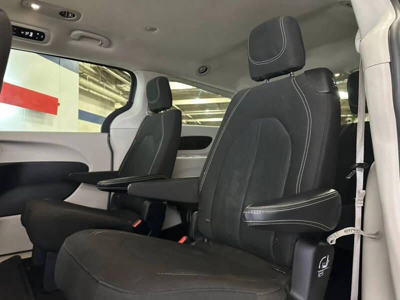 2020 Chrysler Voyager LX