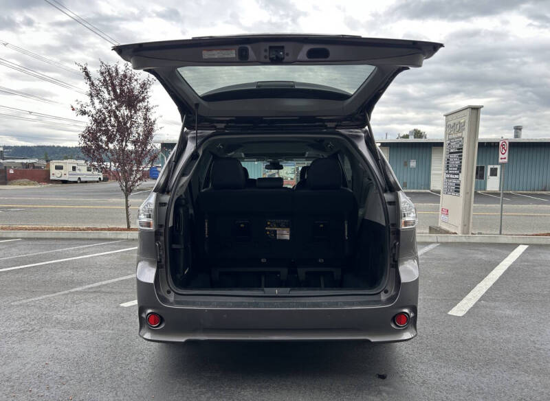 2020 Toyota Sienna SE 8-Passenger