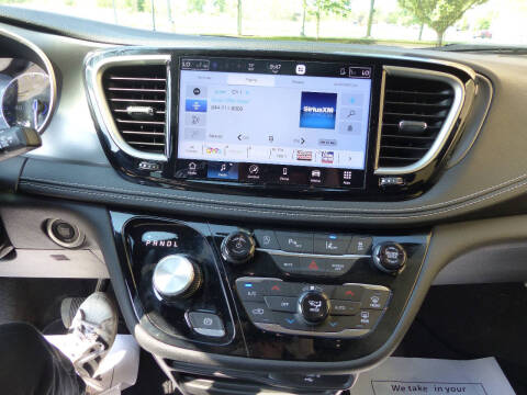 2026 Chrysler Pacifica Select