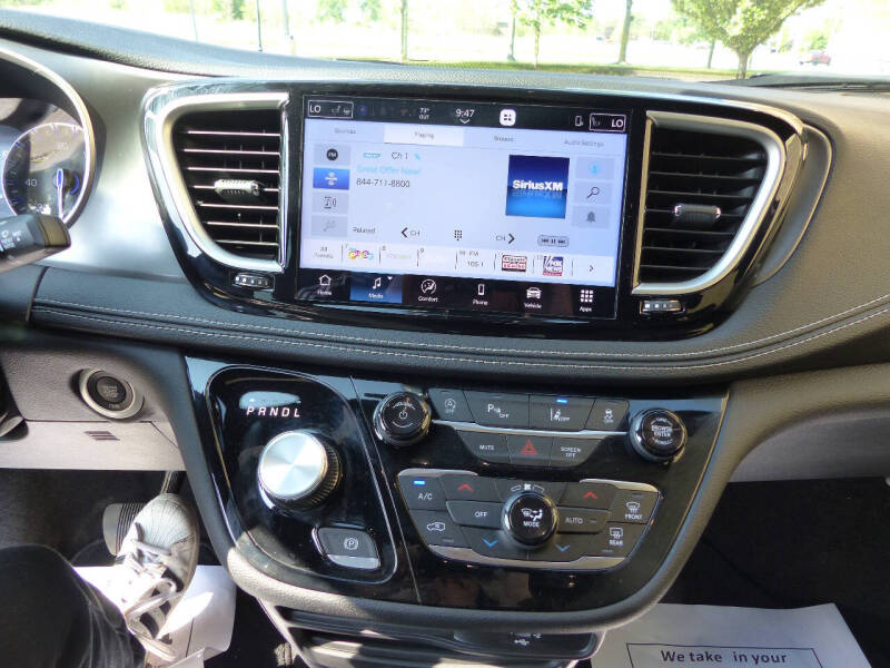 2026 Chrysler Pacifica Select