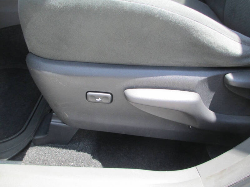 2014 Toyota Prius v Five