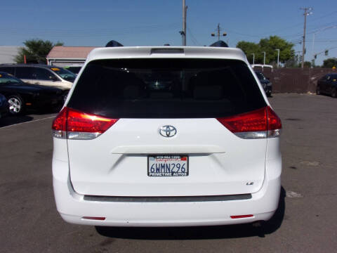 2012 Toyota Sienna LE 8-Passenger