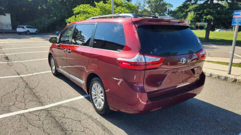 2017 Toyota Sienna XLE 8-Passenger
