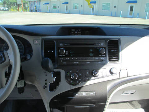 2011 Toyota Sienna LE 7-Passenger Auto Access Seat