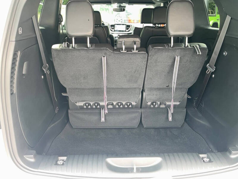 2027 Chrysler Pacifica Select