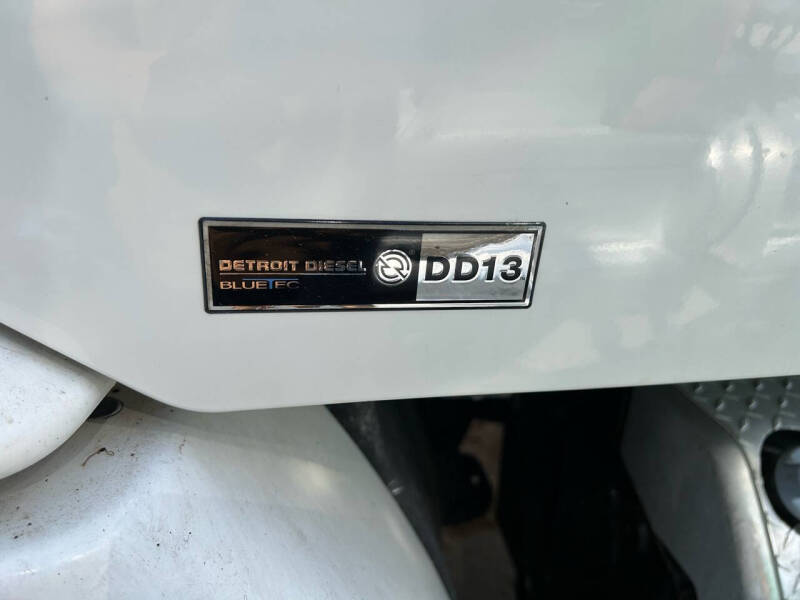 2012 Freightliner Cascadia 113 Semi Truck