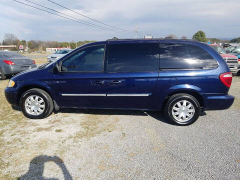 2005 Chrysler Town and Country for sale at CAR-MART AUTO SALES in Maryville TN
