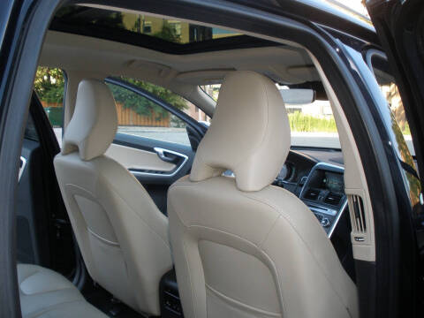 2016 Volvo XC60 T6 Drive-E Platinum