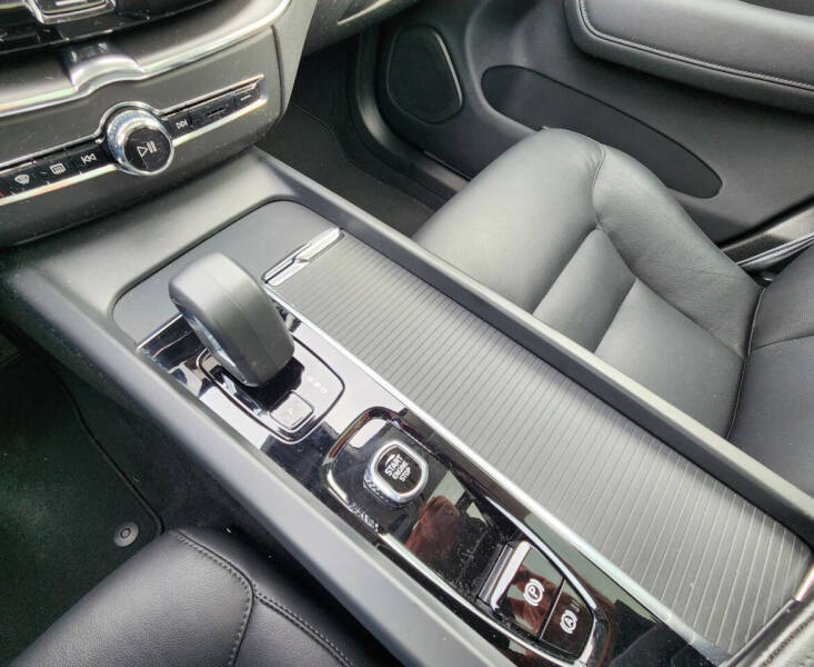 2025 Volvo XC60 B5 Core Dark Theme