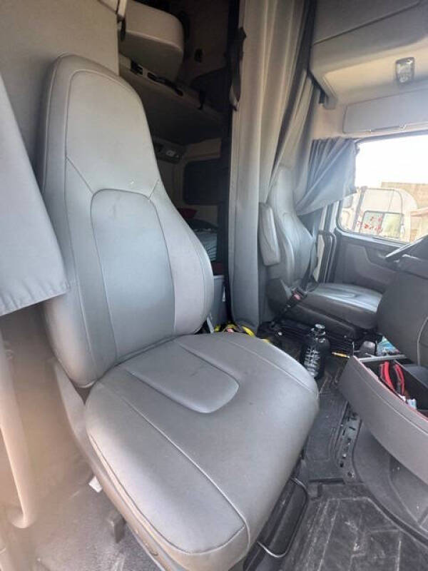 2023 Volvo VNL64T860