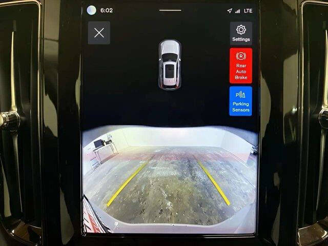 2025 Volvo XC60 B5 Core Dark Theme