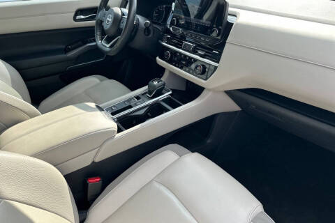 2022 Nissan Pathfinder SL