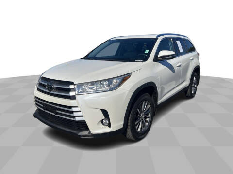 2019 Toyota Highlander for sale at Strosnider Chevrolet in Hopewell VA