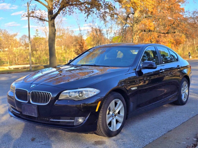 2011 BMW 5 Series 528i photo 2