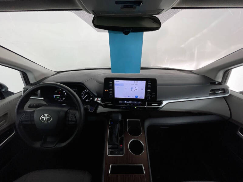 2023 Toyota Sienna LE photo 16