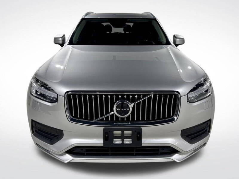 2022 Volvo XC90 T6 Momentum 6-Passenger