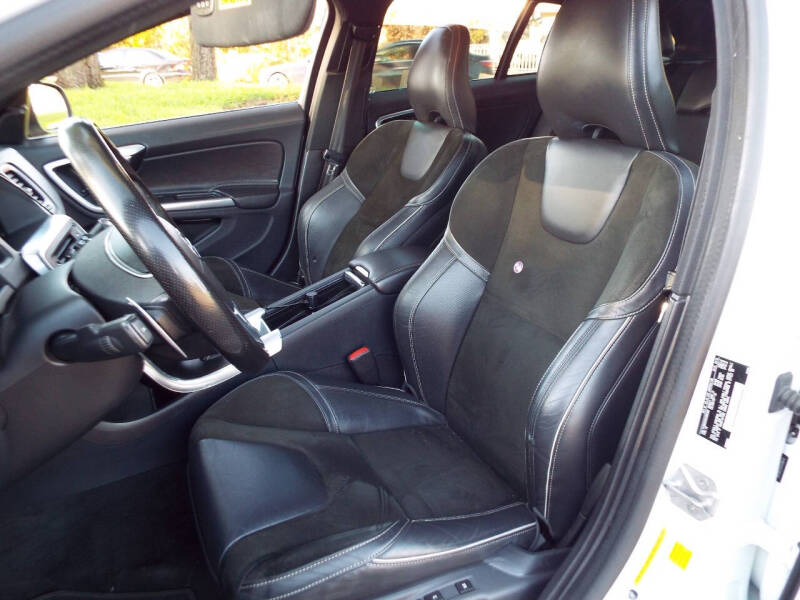 2016 Volvo V60 T6 R-Design Platinum