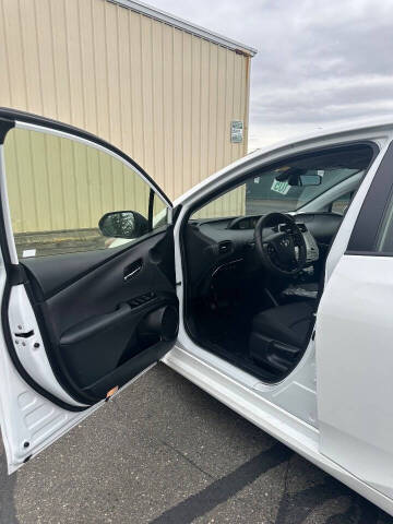 2022 Toyota Prius LE