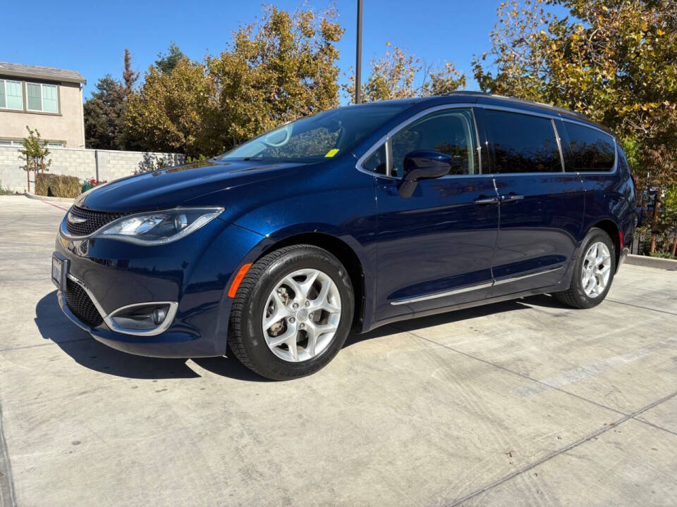 2017 Chrysler Pacifica Touring-L's photo