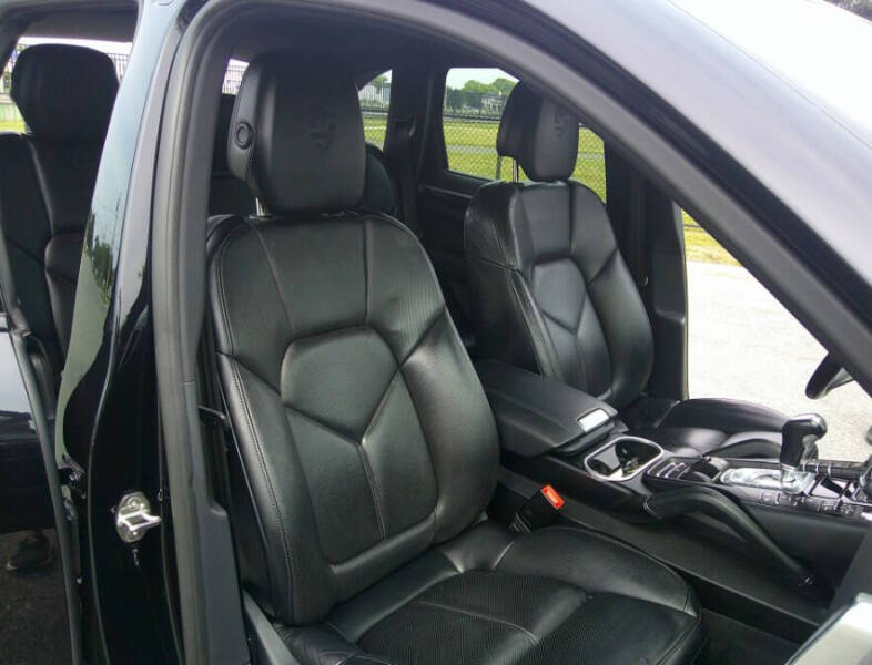 2017 Porsche Cayenne Platinum Edition