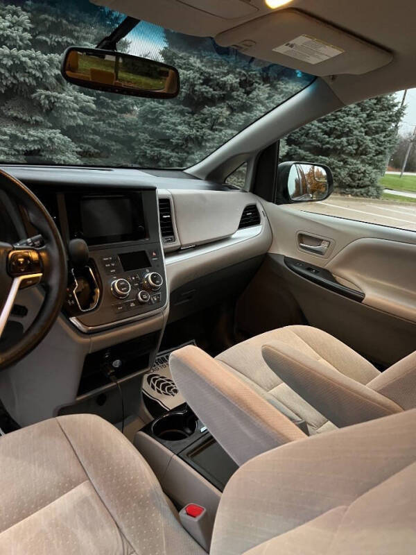 2017 Toyota Sienna LE 7-Passenger