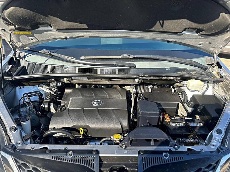 2013 Toyota Sienna SE 8-Passenger