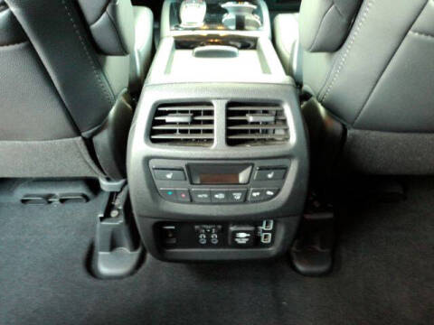 2021 Honda Pilot Touring w/Rear Captain's Chairs