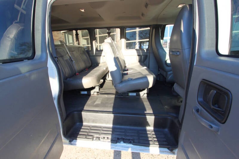 2020 GMC Savana Passenger LS photo 37