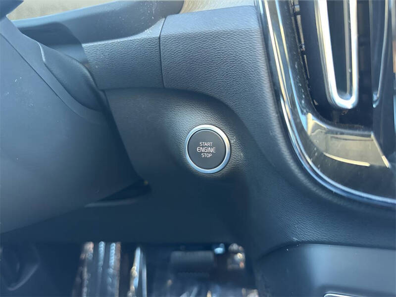 2025 Volvo XC40 B5 Core Bright Theme