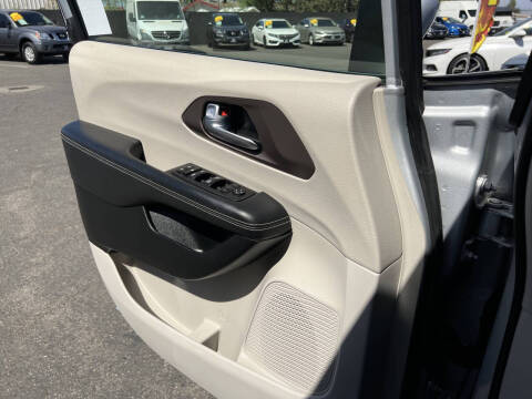 2023 Chrysler Voyager LX