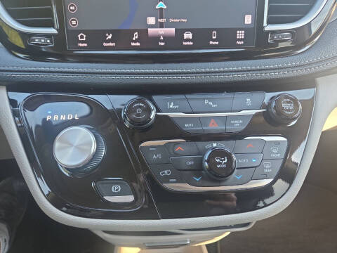2024 Chrysler Pacifica Plug-In Hybrid Select