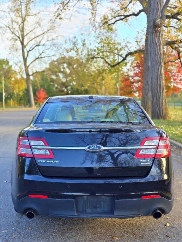 2016 Ford Taurus SEL photo 8