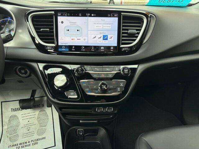 2025 Chrysler Pacifica Select