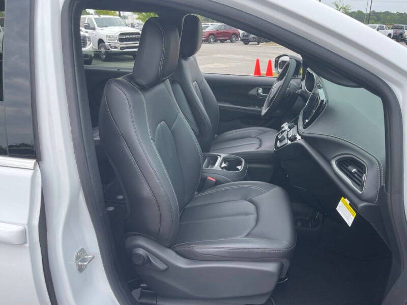 2027 Chrysler Pacifica Select