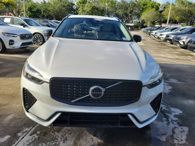 2024 Volvo XC60 B5 Core Dark Theme