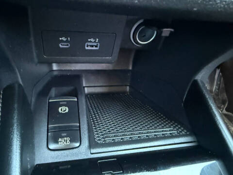 2022 Nissan Kicks SR