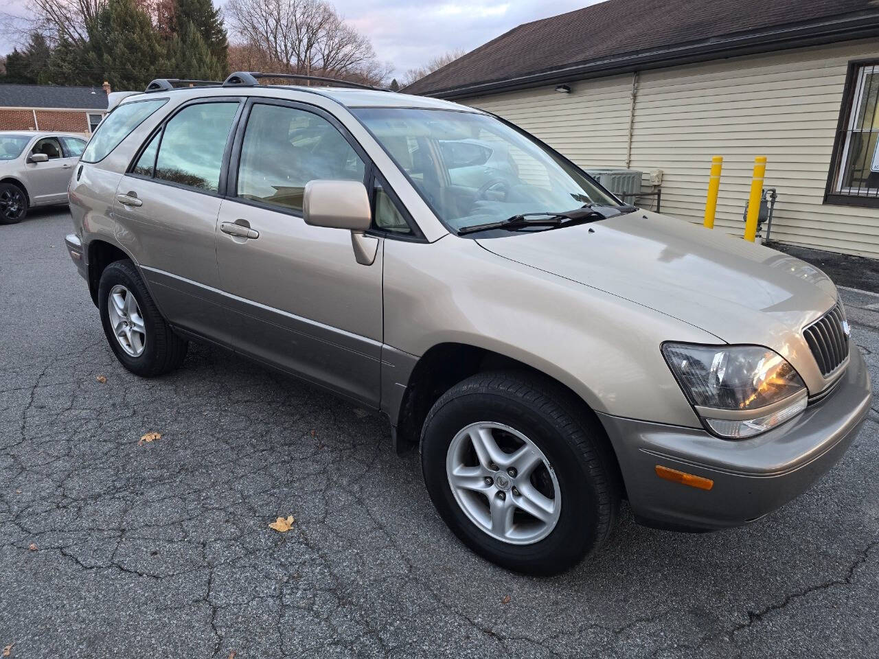 2000 Lexus RX 300 for sale at QUEENSGATE AUTO SALES in York, PA