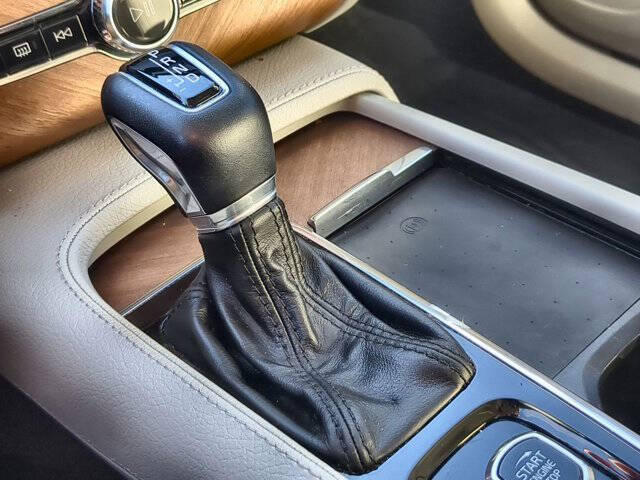 2022 Volvo XC90 T6 Momentum 6-Passenger