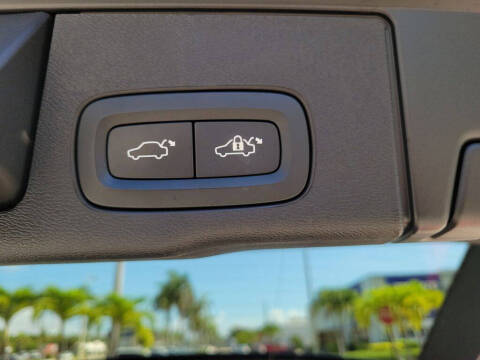 2024 Volvo XC60 B5 Core Dark Theme
